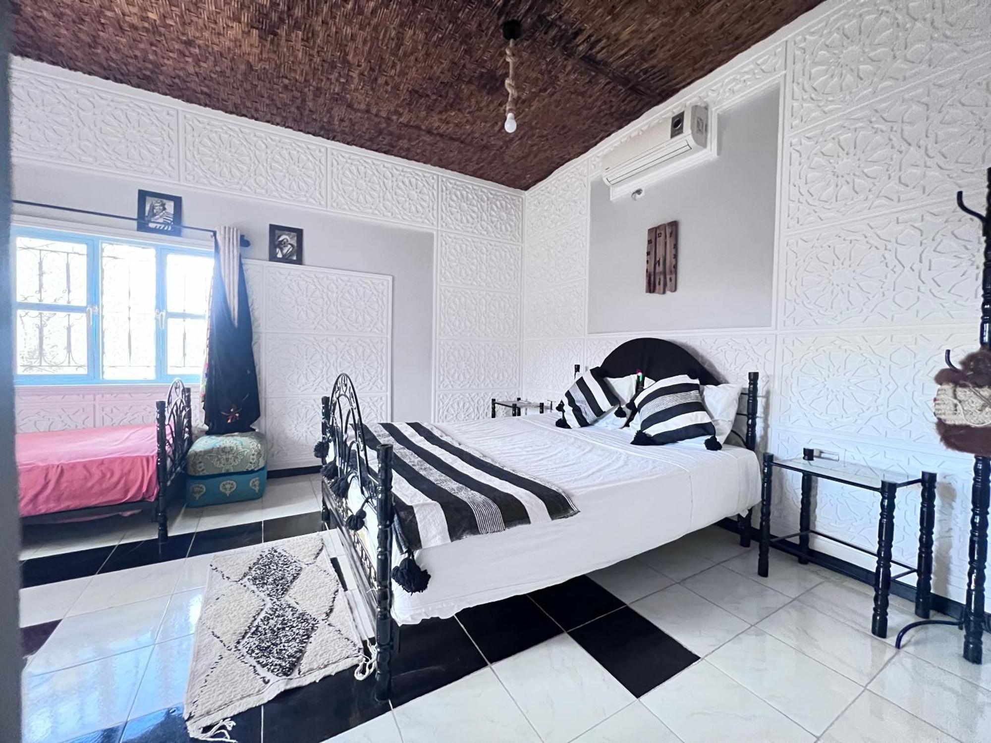 La Maison Traditionnelle Hotel Et Guesthouse Тафраут Екстер'єр фото
